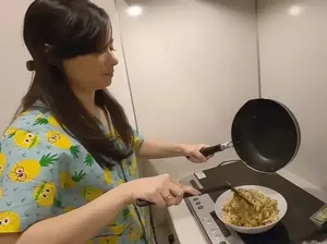 Hobi Masak, Ini Momen Asmirandah saat Sibuk di Dapur