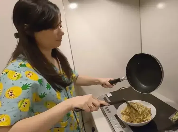 Hobi Masak, Ini Momen Asmirandah saat Sibuk di Dapur