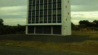 Bangunan bertingkat di tengah-tengah lapangan (Foto: Instagram/evilbuildings1)