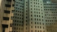 Hanya ada tiga ruangan yang menyala di apartemen besar ini (Foto: Instagram/evilbuildings1)