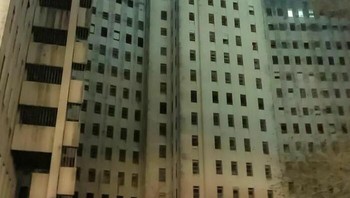 Hanya adasatu lampu yang menyela di apartemen kosong ini. Foto: Instagram/evilbuildings1