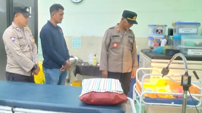 Bayi laki-laki yang ditemukan tergeletak di teras rumah warga kini dirawat di Puskesmas Petanahan, Kebumen. Foto diunggah pada Senin (17/7/2023).