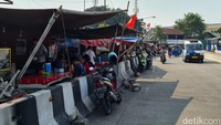 Dikatakan untuk tahap awal, pemerintah akan membongkar kios-kios yang berada di atas saluran air. Pihak pengelola terminal sendiri mengaku sudah memberikan surat peringatan dan sosialisasi kepada para pemilik kios.