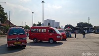 Berdasarkan pengamatan detikcom di lokasi, Senin (17/7/2023), kondisi terminal yang berdiri di atas tanah seluas 54 ribu m2 ini tampak ramai kendaraan lalu-lalang.
