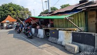 Terlihat ada 3-4 kios yang masih difungsikan untuk menjual makanan atau minuman. Sementara itu sisanya tampak dijadikan tempat tinggal atau kantor ormas. Bahkan ada salah satu kios yang saat ini hanya difungsikan sebagai tempat tambal dan isi angin ban kendaraan.