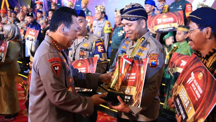Biro SDM Polda Jatim meraih penghargaan dari Kapolri Jenderal Listyo Sigit Prabowo