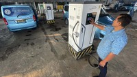 Pengemudi melakukan fasilitas pengisian daya atau charging station kendaraan listrik di Jakarta.  