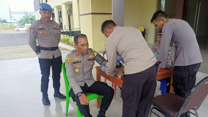 Kapolres Bolaang Mongondow (Bolmong), Sulawesi Utara (Sulut) AKBP Arianto Salkery mewajibkan seluruh anggotanya melakukan pemeriksaan tekanan.