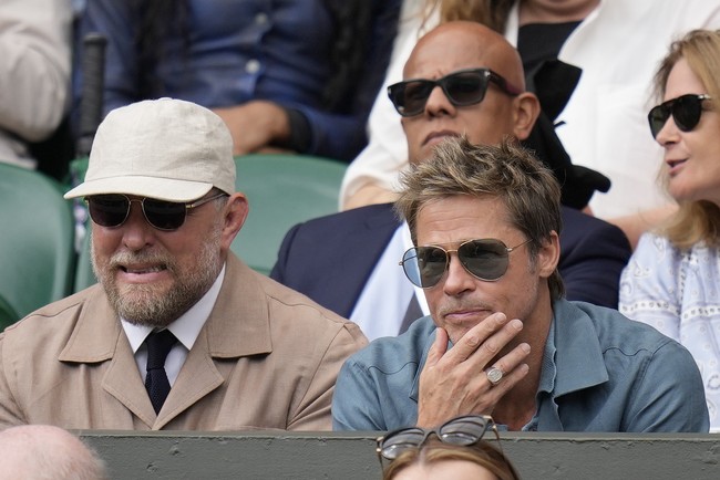 Brad Pitt termasuk di antara para pesohor yang tak melewatkan final tunggal pria Wimbledon 2023 di London, Inggris, Minggu (16/7/2023). Pertandingan tersebut mempertemukan petenis unggulan Novak Djokovic (Serbia) dan Carlos Alcaraz (Spanyol). (Foto: AP Photo/Kirsty Wigglesworth)