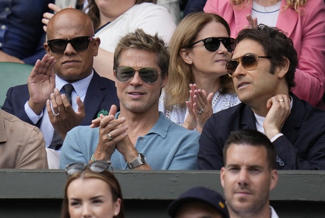 Banyak netizen yang menyamakannya dengan karakter yang diperankan Brad Pitt di film ‘The Curious Case of Benjamin Button’. Dia seperti efek Benjamin Button. Serius. Penuaan Brad Pitt mundur, tulis seorang pengguna Twitter. (Foto: AP Photo/Kirsty Wigglesworth)