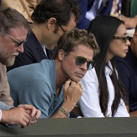 Mantan suami Angelina Jolie itu juga melengkapi gayanya dengan kacamata aviator. (Foto: AP Photo/Kirsty Wigglesworth)