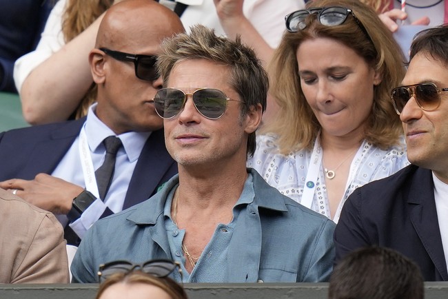 Brad Pitt belum lama ini ramai dibahas di media sosial lantaran perawakannya yang disebut semakin muda terlepas usianya yang akan memasuki kepala enam. (Foto: AP Photo/Kirsty Wigglesworth)