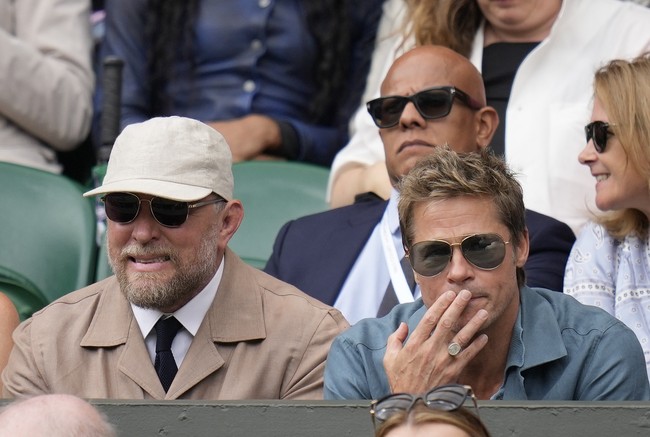 Brad Pitt membaur di antara ribuan penonton yang menyaksikan laga sengit tersebut di Center Court Wimbledon. Daily Mail mengabarkan, aktor peraih Oscar itu datang bersama sutradara Guy Ritchie. (Foto: AP Photo/Kirsty Wigglesworth)