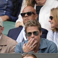 Brad Pitt membaur di antara ribuan penonton yang menyaksikan laga sengit tersebut di Center Court Wimbledon. Daily Mail mengabarkan, aktor peraih Oscar itu datang bersama sutradara Guy Ritchie. (Foto: AP Photo/Kirsty Wigglesworth)