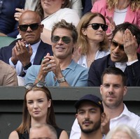 Penampilan kasual menjadi andalannya. Tampak ia memakai polo shirt berwarna biru keabuan yang dipadu dengan kemeja senada. (Foto: AP Photo/Kirsty Wigglesworth)