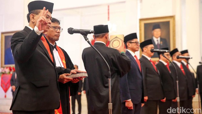 Budi Arie Setiadi Jadi Menkominfo Gantikan Johhny G Plate Budi Arie Setiadi resmi dilantik Presiden Joko Widodo sebagai Menteri Komunikasi dan Informatika di Istana Negara, Jakarta, Senin (17/7/2023). Ia menggantikan Johnny G Plate yang menjadi tersangka korupsi BTS 4G.