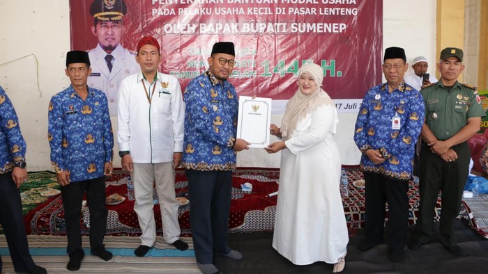 bupati fauzi memberikan modal usaha ke pedagang pasar Lenteng