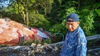 Kecelakaan ini membuat sejumlah penumpang mengalami luka ringan. (ANTARA FOTO/Iggoy el Fitra)
