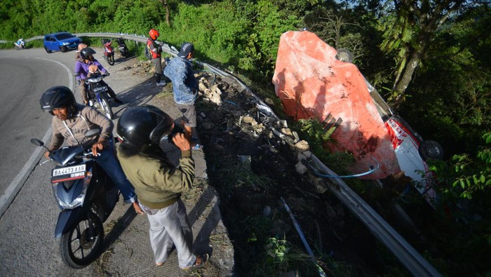Bus Masuk Jurang di Padang, Begini Kondisinya Warga melihat kondisi bus yang masuk jurang di panorama II kawasan Sitinjau Lauik, Padang, Sumatera Barat, Senin (17/7/2023). Bus Mutia Putri Mulia (MPM) dilaporkan masuk jurang pada Minggu (16/7/2023) malam akibat rem tidak berfungsi dan membuat sejumlah penumpang mengalami luka ringan. ANTARA FOTO/Iggoy el Fitra/foc.