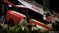 Bus Mutia Putri Mulia (MPM) dilaporkan masuk jurang pada Minggu (16/7/2023) malam akibat rem tidak berfungsi. (Afdhal/detikcom)