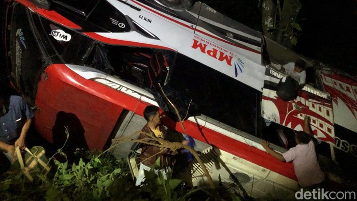 Bus MPM masuk jurang di Padang Bus MPM masuk jurang di Padang
