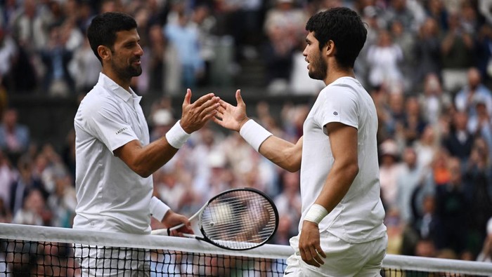 Tennis - Wimbledon - All England Lawn Tennis and Croquet Club, London, Britain - July 16, 2023 Spain's Carlos Alcaraz shakes hands with Serbia's Novak Djokovic after winning the final REUTERS/Dylan Martinez