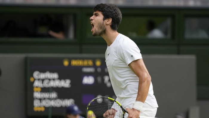 Spains Carlos Alcaraz celebrates after winning a point against Serbias Novak Djokovic in the final of the mens singles on day fourteen of the Wimbledon tennis championships in London, Sunday, July 16, 2023. (AP Photo/Kirsty Wigglesworth)