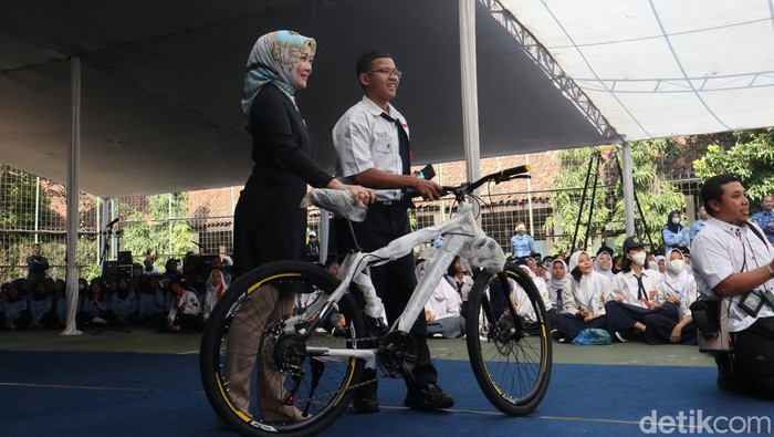 Daffa siswa baru SMKN 12 Bandung saat diberi hadiah dari Gubernur Jabar Ridwan Kamil.