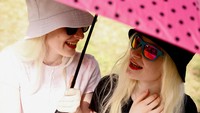 Perkenalkan kakak beradik Matilde (17) dan Angelica Aureli (15), penderita albinisme yang kini menghadapi tantangan unik soal gelombang panas ekstrem di Italia, Senin (17/7/2023). 