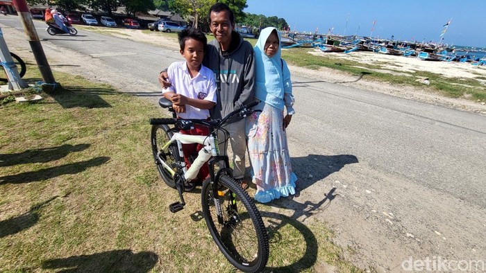 Dede Arif, pelajar SD asal Ujunggenteng yang mendapat bantuan sepeda