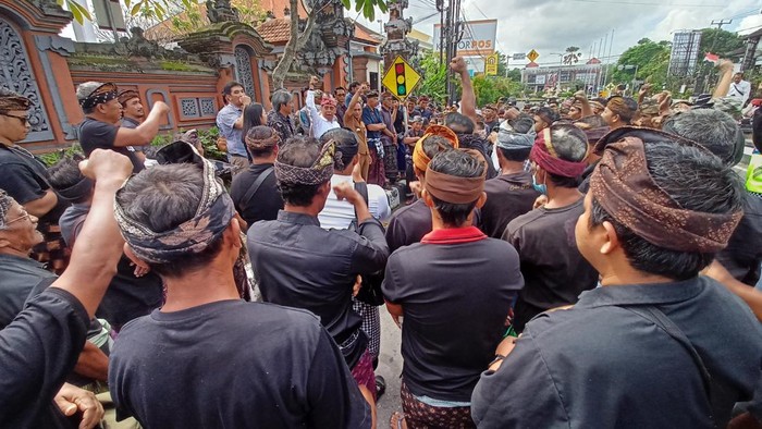 Warga Desa Adat Kelecung, Desa Tegal Mengkeb, saat tiba di depan PN Tabanan, Senin (17/7/2023).
