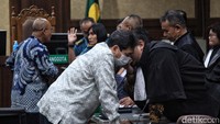 Mantan Dirjen Kekuatan Pertahanan Kementerian Pertahanan Laksamana Muda (Purn) Agus Purwoto divonis 12 tahun penjara di kasus korupsi proyek pengadaan satelit slot orbit 123 derajat Bujur Timur (BT) Kemhan tahun 2012-2021. Hakim menyatakan Agus terbukti bersalah melakukan tindak pidana korupsi secara bersama-sama dengan Arifin Wiguna dan Surya Cipta Witoelar.  