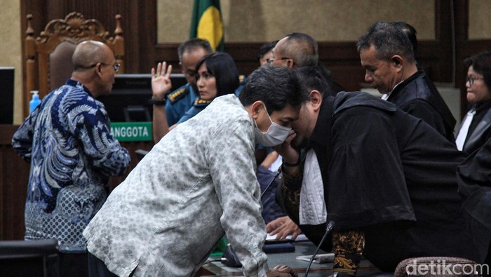 Dihukum 12 Tahun Penjara, Terdakwa Korupsi Ini Tersenyum Lebar Tiga terdakwa divonis 12 tahun penjara dalam korupsi proyek pengadaan satelit slot orbit 123 derajat Bujur Timur (BT) Kemhan. Usai vonis mereka tersenyum lebar.