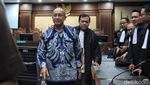 Dihukum 12 Tahun Penjara, Terdakwa Korupsi Ini Tersenyum Lebar