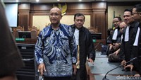 Hakim juga meminta Agus membayar denda sebesar Rp 500 juta. Apabila denda tidak dibayar maka akan diganti dengan pidana badan selama 3 bulan.  