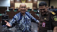 Tampak Laksamana Muda (Purn) Agus Purwoto tersenyum lebar saat meninggalkan ruang sidang, usai mendengar putusan majelis hakim.  