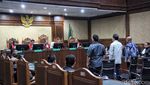 Dihukum 12 Tahun Penjara, Terdakwa Korupsi Ini Tersenyum Lebar