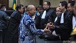 Dihukum 12 Tahun Penjara, Terdakwa Korupsi Ini Tersenyum Lebar