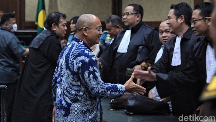 Tiga terdakwa divonis 12 tahun penjara dalam korupsi proyek pengadaan satelit slot orbit 123 derajat Bujur Timur (BT) Kemhan. Usai vonis mereka tersenyum lebar.