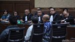 Dihukum 12 Tahun Penjara, Terdakwa Korupsi Ini Tersenyum Lebar