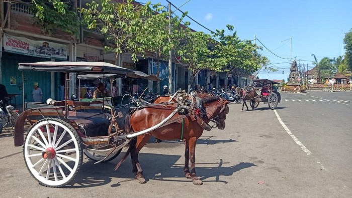 Dokar atau delman di Pasar Umum Negara, Kecamatan Jembrana, Kabupaten Jembrana, Bali, beberapa waktu lalu. Kini hanya tersisa tiga dokar di Jembrana.