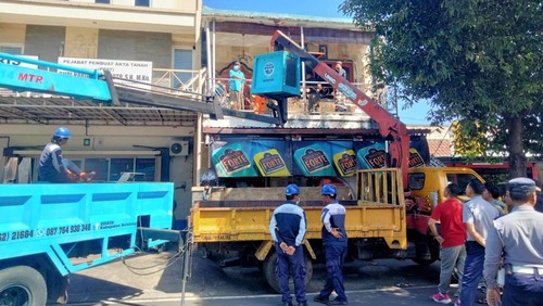 Dokter berinisial MWA yang menderita penyakit diabetes dan asam urat dievakuasi menggunakan mobil PJU milik Dinas Perhubungan (Dishub) Buleleng, Bali, Senin (17/7/2023). (Made Wijaya Kusuma/detikBali)