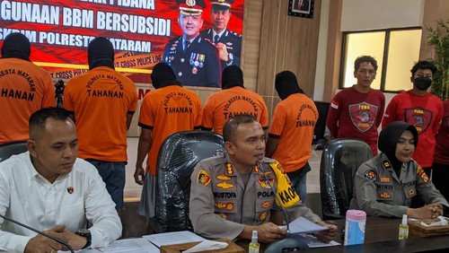 Dua pelaku penyelundupan BBM jenis solar bersubsidi ke Bendungan Meninting ditangkap polisi, Senin (17/7/2023). Foto: Ahmad Viqi/detikBali.