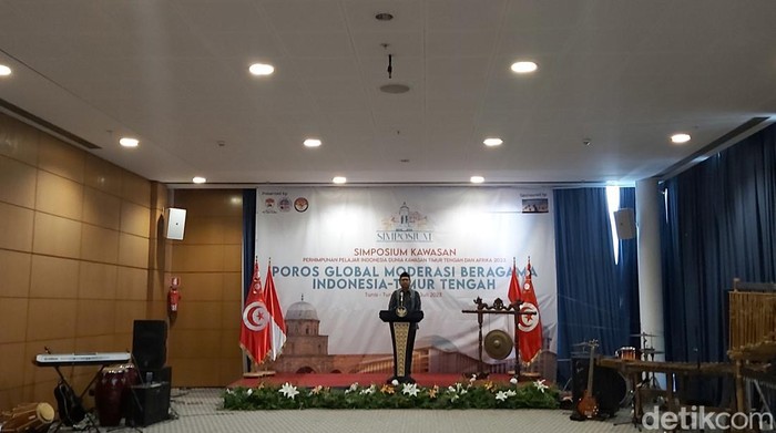 Dubes RI untuk Tunisia Zuhairi dalam sambutannya di acara Simposium Perhimpunan Pelajar Indonesia Dunia Kawasan (PPIDK) Timur Tengah dan Afrika, di Tunisia, Afrika Utara, Senin (17/7/2023).