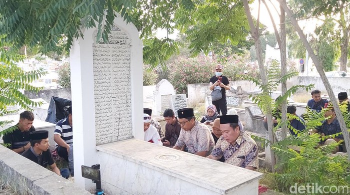 Duta Besar (Dubes) RI untuk Tunisia Zuhairi Misrawi melakukan ziarah ke makam Allamah Muhammad Thahir bin Asyur (Dwi Andayani/detikcom)