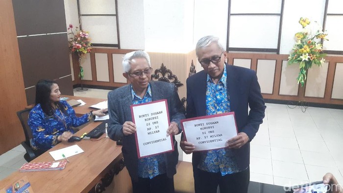 Eks Wakil Ketua MWA Hasan Fauzi (kiri) dan eks Sekretaris MWA Tri Atmojo menyerahkan berkas dugaan Korupsi ke Balai Kota Solo, Senin (17/7/2023).