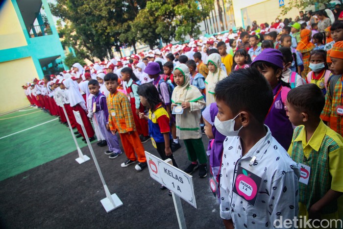 Hari ini merupakan hari pertama masuk sekolah bagi siswa-siswi kelas 1 SD. Berbagai ekspresi terpancar dari anak-anak yang tahun lalu masih di bangku TK. Beginilah suasana hari pertama masuk sekolah di SDN Serua 1 Ciputat, Tangerang Selatan (Tangsel), Banten, Senin (17/7/2023).