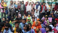 Para orang tua menunggui anak-anaknya yang mengikuti masa pengenalan lingkungan sekolah (MPLS).