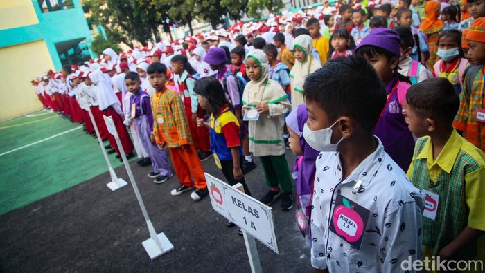 Hari ini merupakan hari pertama masuk sekolah bagi siswa-siswi kelas 1 SD. Berbagai ekspresi terpancar dari anak-anak yang tahun lalu masih di bangku TK. Beginilah suasana hari pertama masuk sekolah di SDN Serua 1 Ciputat, Tangerang Selatan (Tangsel), Banten, Senin (17/7/2023).