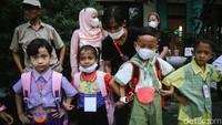 Bagi siswa baru kelas 1, mereka masih mengenakan seragam TK masing-masing atau seragam bebas rapi.  